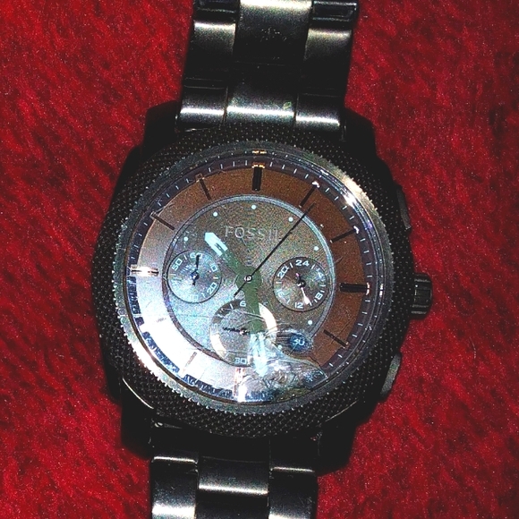 Fossil watch with broken glass. - Picture 1 of 2